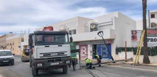 Un camió tomba un pal telefònic a la Savina