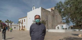 A misa con mascarilla y guardando las distancias
