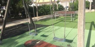 Vecinos de la Savina disconformes con el estado del parque infantil de la localidad