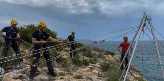 Los Bomberos de Formentera se forman en rescate de personas en el medio natural
