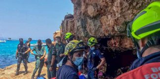 Evacuado por mar un niño precipitado en Punta Prima