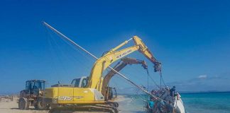 El Consell de Formentera comienza la retirada de forma subsidiaria del velero varado en la playa de Levante