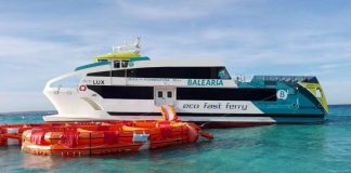 Consiguen trasladar el fast ferry Eco Lux hasta el puerto de Ibiza