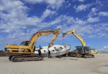 El Consell retira el velero encallado en la playa de Levante