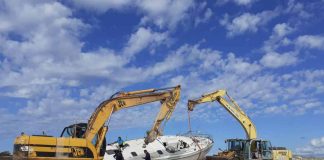 El Consell retira el velero encallado en la playa de Levante