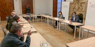 El Govern pacta con diversos sectores productivos retrasar las restricciones de movilidad nocturna a medianoche