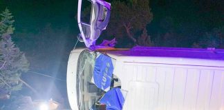Los bomberos rescatan a un conductor tras el vuelco de su furgoneta