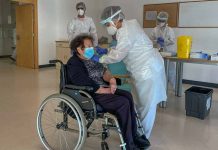 971 21 19 98, el teléfono para repescar a residentes no vacunados mayores de 80 años