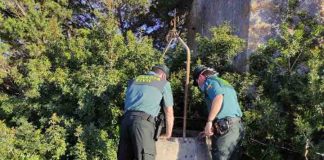 Guardia Civil, Policía Local y Bomberos rescatan a una mujer del interior de un pozo en Formentera