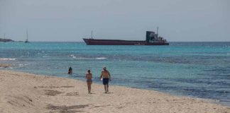 Un buque carguero encalla en la playa de Migjorn
