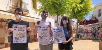 Jóvenes de la isla participan en el reparto de carteles para prevenir sobre el consumo de alcohol a menores