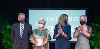 Pepita Gabaldar recibe la Medalla de Honor de la AECC Baleares