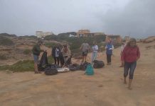 Voluntarios limpian la zona de cala Embaster