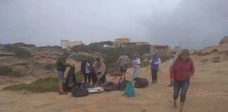 Voluntarios limpian la zona de cala Embaster