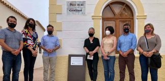 Formentera instala una placa que recuerda la antigua plaza de la República en la actual plaza de la Constitución
