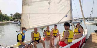 Los usuarios del Centro de Día disfrutan del curso de vela de verano