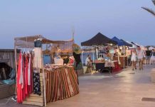 El mercadillo frente al mar con 40 años de historia