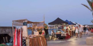 El mercadillo frente al mar con 40 años de historia