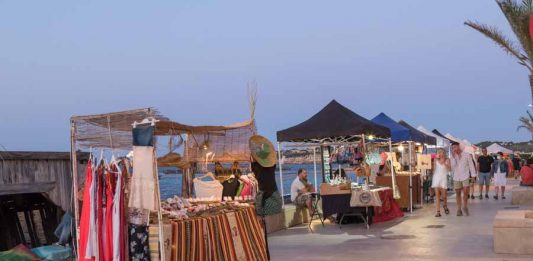 El mercadillo frente al mar con 40 años de historia