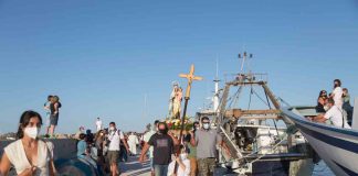 Decenas de embarcaciones participan en la procesión marinera del Carmen