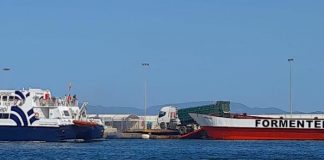 Un camión queda atrapado entre el muelle y el ferry Ofiusa Nova