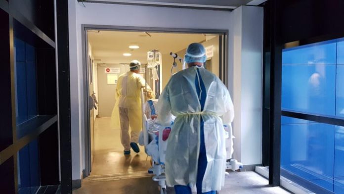 Traslado de un paciente en el Hospital Can Misses (2)