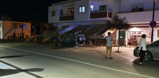 Un vehículo choca contra la terraza del bar Verdera en Sant Ferran