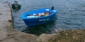 Llega una patera a Formentera con nueve personas a bordo en la zona de Es Caló patera
