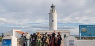 Los Reyes Magos visitan y saludan a la gente de Formentera