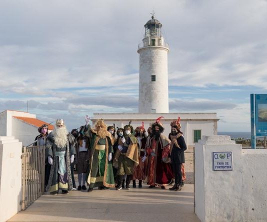 Los Reyes Magos visitan y saludan a la gente de Formentera
