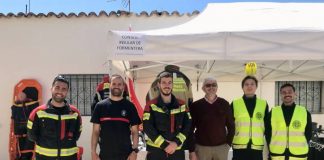 Prácticas de bomberos en Formentera El conseller de Interior, Josep Marí, con 3 bomberos de la plantilla y los dos estudiantes