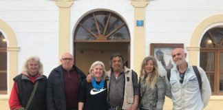La Sala de Exposiciones acoge la muestra anual de los alumnos del taller de madera impartido por Aaron Keydar Aaron Keydar y sus alumnos en la puerta de la exposición