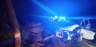 Los bomberos de Formentera rescatan a un conductor atrapado después de chocar contra un árbol Imagen del coche siniestrado