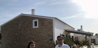 El Consell cede a Correos el uso del sistema de geolocalización Rafael González junto a una de las empleadas de Correos