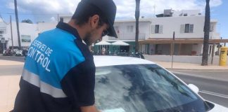 Campaña informativa para que los vehículos de alquiler tengan visible el contrato cuando aparquen en la Savina Zona blava vehicles lloguer