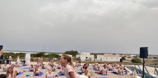 Formentera ha celebrado el Día Internacional del Yoga con una clase magistral de Verónica Blume Verónica Blume clase de Yoga