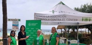 Formentera se suma a la campaña para que las playas sean libres de humo Mesa informativa de AECC en el paseo marítimo de es Pujols