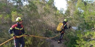 Los bomberos de Formentera realizan rutas de vigilancia y prácticas para mejorar la respuesta ante un posible incendio Pràctiques bombers de Formentera