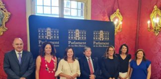 Aprobada en el Parlament la Ley de Consells Insulars Representantes de los Consells Insulars con la presidenta Armengol en el Parlament balear