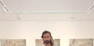 La apuesta personal de Juan González en “Diàleg del vent i la mar” Juan González en la Sala de Exposiciones