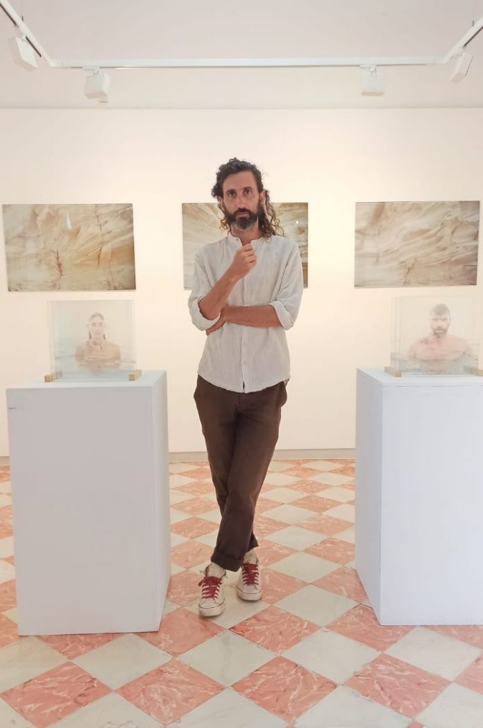Juan González en la Sala de Exposiciones