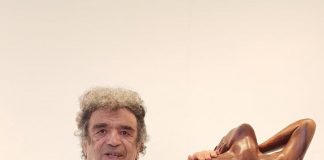 Aaron Keydar repasa sus 50 años de creaciones en madera con una antología Aaron Keydar en la inauguración de su Antología
