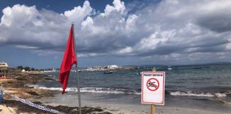 Prohibición de baño en la playa de es Pujols Playa es Pujols cerrada al público