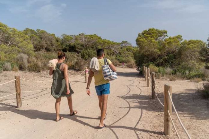 Camino entrada Caló des Morts