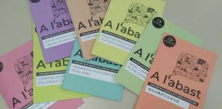 El Govern distribuirà prop de 20.000 llibrets d’acollida lingüística a població nouvinguda Exemplars d' A l'abast / Govern balear