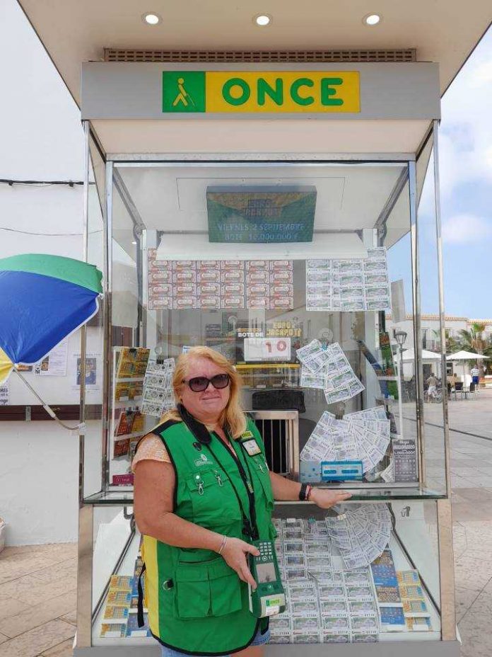 Yolanda en el kiosko de la Once de Sant Francesc