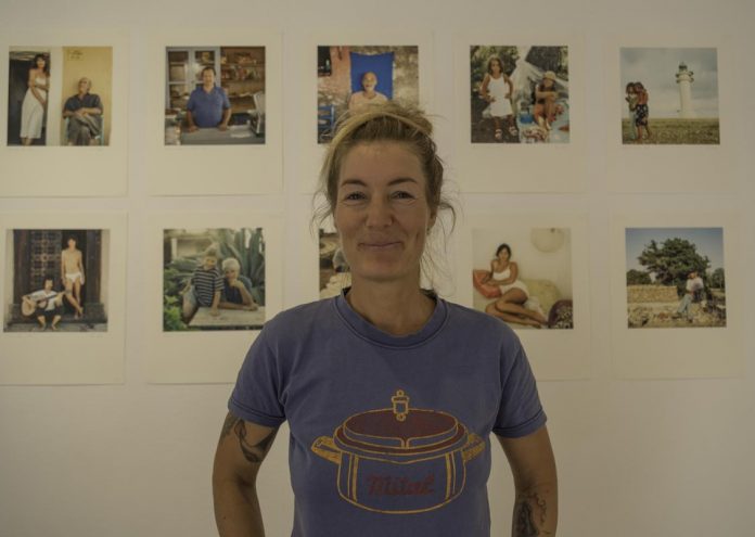 Pamela Spitz junto a algunos de sus retratos