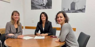 Consell y Cosmitos firman un convenio de colaboración para el desarrollo, coordinación y dinamización de la escuela de fútbol sala Firma del convenio entre Consell y Cosmitos Fútbol Club
