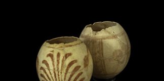 Formentera inaugura la exposición temporal “Principio vital: Cáscaras de huevo de avestruz púnicas”