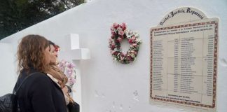 Recuerdo a Francisco Solano y a todas las víctimas del penal franquista de la Savina Francina Armengol y Ana Juan en su visita al cementerio de Sant Francesc